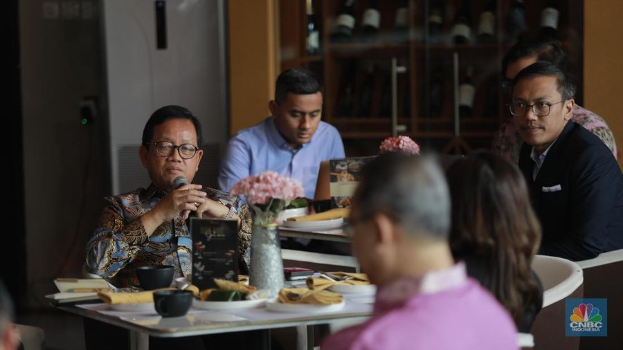 Ketua Komisi VII DPR RI, Sugeng Suparwoto di acara CNBC Indonesia Coffee Morning Energy Edition dengan tajuk 