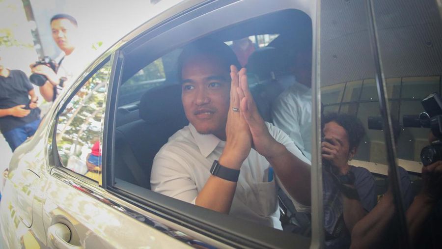 Ketua Umum PSI Kaesang Pangarep terlihat keluar dari kantor Dewan Pengawas (Dewas) KPK, Jakarta, Selasa (17/9/2024). (Dok. Detikcom/Grandyos Zafna)