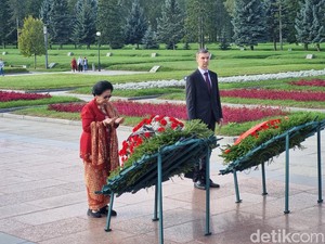 Momen Khidmat Megawati Ziarah di Makam Korban Pengepungan Leningrad