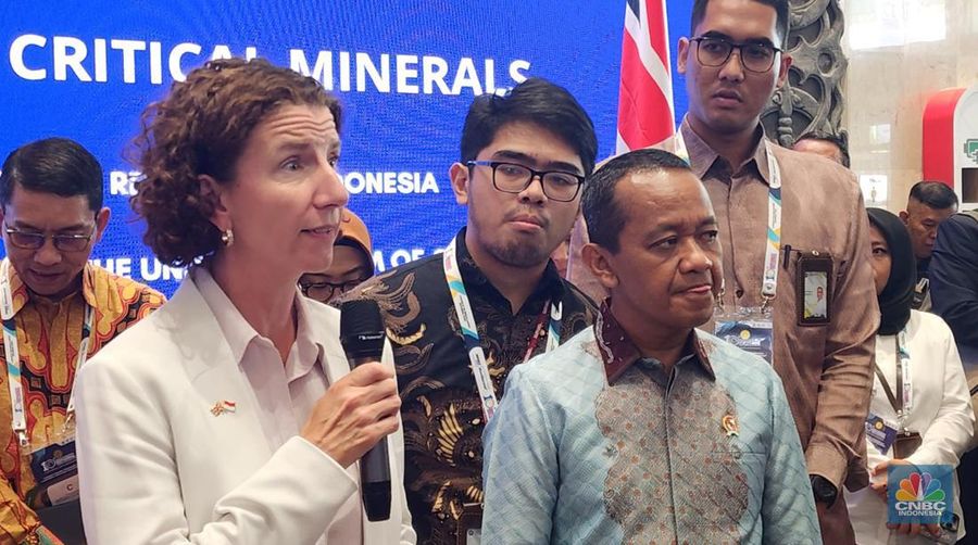 Menteri ESDM RI Bahlil Lahadalia serta Menteri Pembangunan, Perempuan, dan Kesetaraan Inggris Anneliese Dodds di sela-sela penandatangan kerja sama mineral penting di Jakarta, Rabu (18/9/2024). (CNBC Indonesia/Tommy Patrio Sorongan)