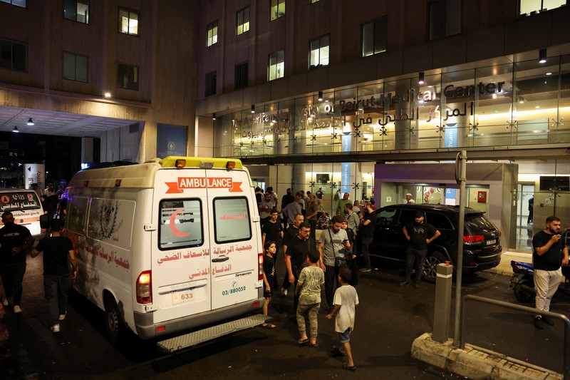 Ambulans tiba di Pusat Medis Universitas Amerika Beirut (AUBMC) karena lebih dari 1.000 orang, termasuk pejuang Hizbullah dan petugas medis, terluka ketika pager yang mereka gunakan untuk berkomunikasi meledak di seluruh Lebanon, menurut sumber keamanan, di Beirut, Lebanon 17 September 2024. Ambulans tiba di Pusat Medis Universitas Amerika Beirut (AUBMC) karena lebih dari 1.000 orang, termasuk pejuang Hizbullah dan petugas medis, terluka ketika pager yang mereka gunakan untuk berkomunikasi meledak di seluruh Lebanon, menurut sumber keamanan, di Beirut, Lebanon 17 September 2024. (REUTERS/Mohamed Azakir)