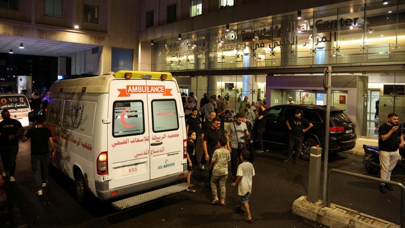 Ambulans tiba di Pusat Medis Universitas Amerika Beirut (AUBMC) karena lebih dari 1.000 orang, termasuk pejuang Hizbullah dan petugas medis, terluka ketika pager yang mereka gunakan untuk berkomunikasi meledak di seluruh Lebanon, menurut sumber keamanan, di Beirut, Lebanon 17 September 2024. (REUTERS/Mohamed Azakir)