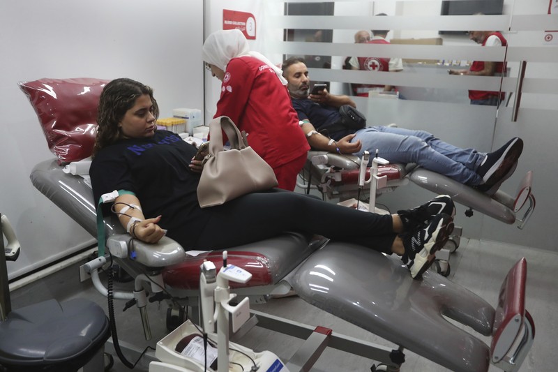Orang-orang mendonorkan darah di pusat Palang Merah, di kota pelabuhan selatan Sidon, Lebanon, Selasa (17/9/2024). (REUTERS/Aziz Taher) Orang-orang mendonorkan darah di pusat Palang Merah, di kota pelabuhan selatan Sidon, Lebanon, Selasa (17/9/2024). (REUTERS/Aziz Taher)