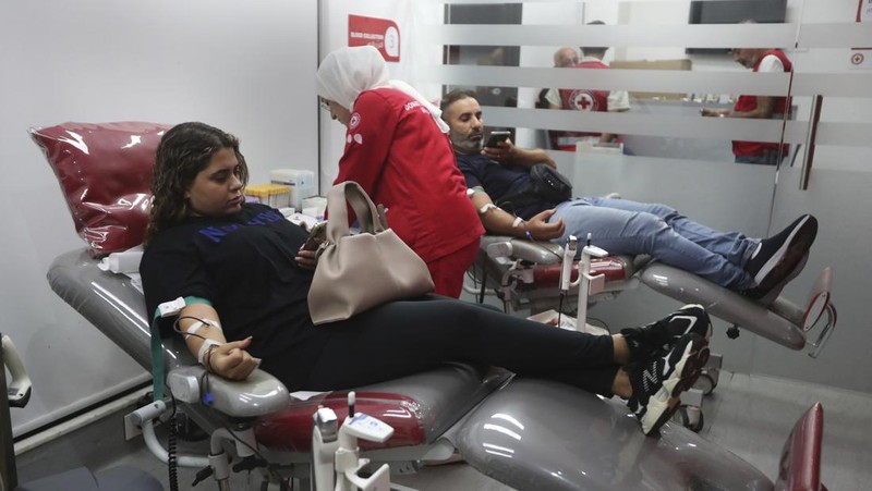 Orang-orang mendonorkan darah di pusat Palang Merah, di kota pelabuhan selatan Sidon, Lebanon, Selasa (17/9/2024). (REUTERS/Aziz Taher)