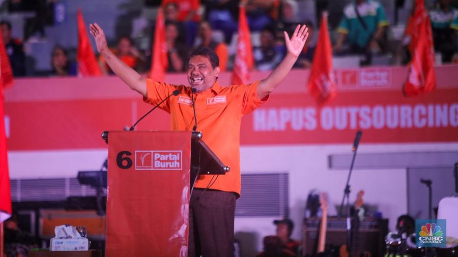 Presiden Partai Buruh, Said Iqbal Peringatan '3 Tahun Kebangkitan Klas Buruh' di Istora Senayan, Jakarta, Rabu (18/9/2024). (CNBC Indonesia/Faisal Rahman)