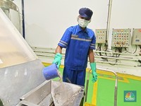 Proses produksi dari ikan segar menjadi bubuk Hidrolisat Protein Ikan (HPI) yang akan menjadi susu ikan di Indramayu, Jawa Barat. (CNBC Indonesia/Martyasari Rizky)