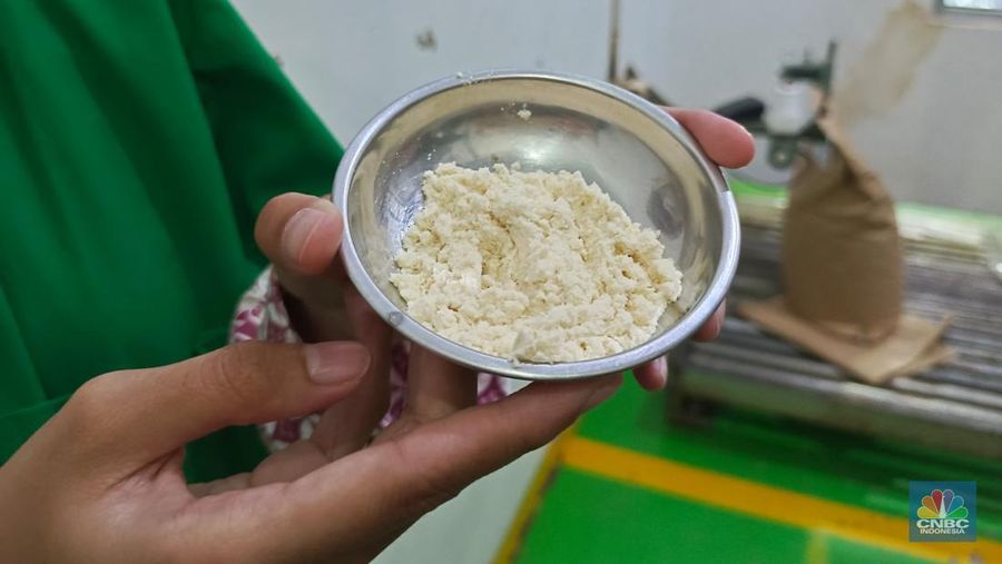 Proses produksi dari ikan segar menjadi bubuk Hidrolisat Protein Ikan (HPI) yang akan menjadi susu ikan di Indramayu, Jawa Barat. (CNBC Indonesia/Martyasari Rizky)