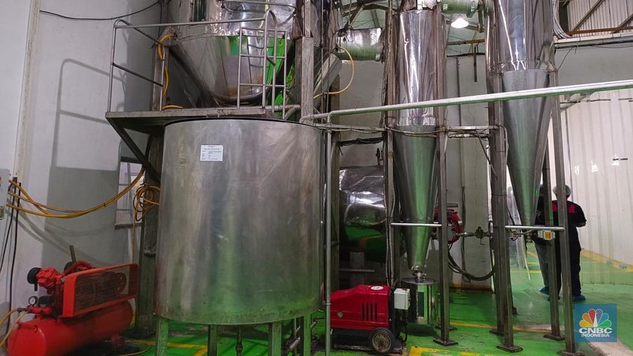 Proses produksi dari ikan segar menjadi bubuk Hidrolisat Protein Ikan (HPI) yang akan menjadi susu ikan di Indramayu, Jawa Barat. (CNBC Indonesia/Martyasari Rizky)