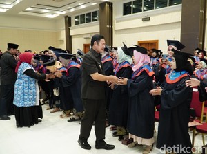 Ratusan Peserta Sekolah Orang Tua Hebat Lamongan Diwisuda