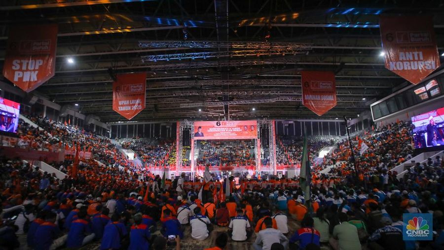 Ribuan buruh menghadiri Peringatan 3 Tahun Kebangkitan Klas Buruh di Istora Senayan, Jakarta, Rabu (18/9/2024). (CNBC Indonesia/Faisal Rahman)
