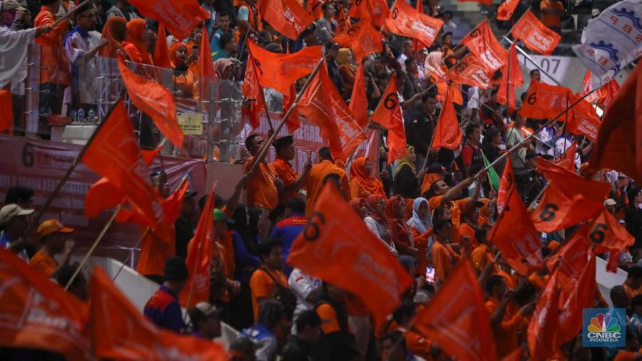 Ribuan buruh menghadiri Peringatan 3 Tahun Kebangkitan Klas Buruh di Istora Senayan, Jakarta, Rabu (18/9/2024). (CNBC Indonesia/Faisal Rahman)