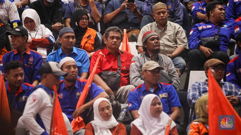 Ribuan buruh menghadiri Peringatan 3 Tahun Kebangkitan Klas Buruh di Istora Senayan, Jakarta, Rabu (18/9/2024). (CNBC Indonesia/Faisal Rahman)