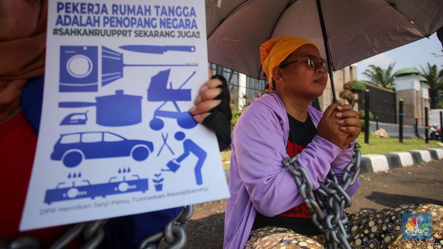 Sejumlah Pekerja Rumah Tangga (PRT) dan Koalisi Masyarakat Sipil menggelar aksi unjuk rasa di depan Gedung DPR RI, Jakarta, Rabu (18/9/2024). (CNBC Indonesia/Faisal Rahman)