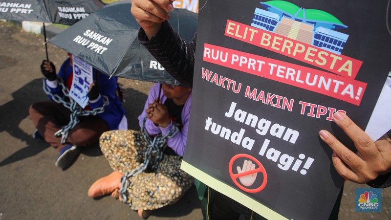 Sejumlah Pekerja Rumah Tangga (PRT) dan Koalisi Masyarakat Sipil menggelar aksi unjuk rasa di depan Gedung DPR RI, Jakarta, Rabu (18/9/2024). (CNBC Indonesia/Faisal Rahman)