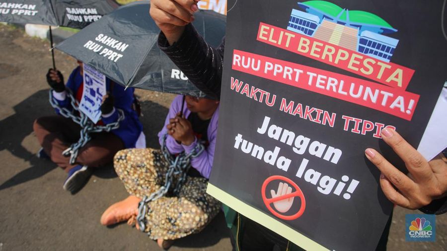 Sejumlah Pekerja Rumah Tangga (PRT) dan Koalisi Masyarakat Sipil menggelar aksi unjuk rasa di depan Gedung DPR RI, Jakarta, Rabu (18/9/2024). (CNBC Indonesia/Faisal Rahman)