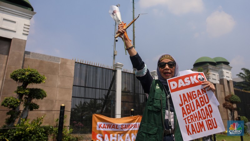 Sejumlah Pekerja Rumah Tangga (PRT) dan Koalisi Masyarakat Sipil menggelar aksi unjuk rasa di depan Gedung DPR RI, Jakarta, Rabu (18/9/2024). (CNBC Indonesia/Faisal Rahman)