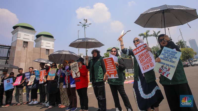 Sejumlah Pekerja Rumah Tangga (PRT) dan Koalisi Masyarakat Sipil menggelar aksi unjuk rasa di depan Gedung DPR RI, Jakarta, Rabu (18/9/2024). (CNBC Indonesia/Faisal Rahman)