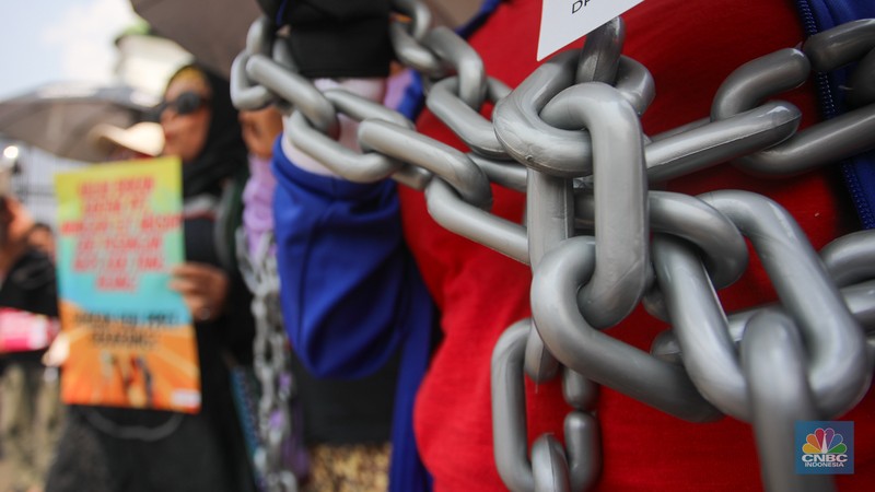 Sejumlah Pekerja Rumah Tangga (PRT) dan Koalisi Masyarakat Sipil menggelar aksi unjuk rasa di depan Gedung DPR RI, Jakarta, Rabu (18/9/2024). (CNBC Indonesia/Faisal Rahman)