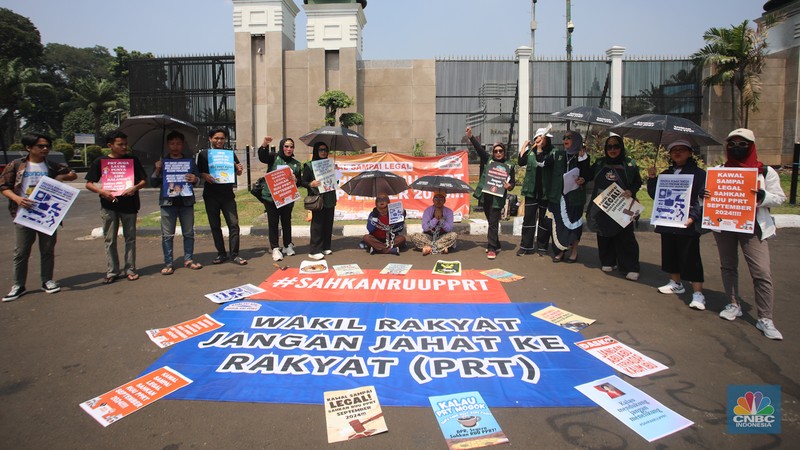 Sejumlah Pekerja Rumah Tangga (PRT) dan Koalisi Masyarakat Sipil menggelar aksi unjuk rasa di depan Gedung DPR RI, Jakarta, Rabu (18/9/2024). (CNBC Indonesia/Faisal Rahman)