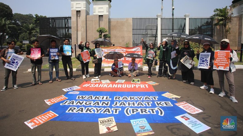 Sejumlah Pekerja Rumah Tangga (PRT) dan Koalisi Masyarakat Sipil menggelar aksi unjuk rasa di depan Gedung DPR RI, Jakarta, Rabu (18/9/2024). (CNBC Indonesia/Faisal Rahman)