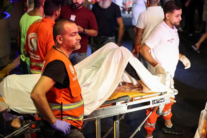 Ambulans tiba di Pusat Medis Universitas Amerika Beirut (AUBMC) karena lebih dari 1.000 orang, termasuk pejuang Hizbullah dan petugas medis, terluka ketika pager yang mereka gunakan untuk berkomunikasi meledak di seluruh Lebanon, menurut sumber keamanan, di Beirut, Lebanon 17 September 2024. Ambulans tiba di Pusat Medis Universitas Amerika Beirut (AUBMC) karena lebih dari 1.000 orang, termasuk pejuang Hizbullah dan petugas medis, terluka ketika pager yang mereka gunakan untuk berkomunikasi meledak di seluruh Lebanon, menurut sumber keamanan, di Beirut, Lebanon 17 September 2024. (REUTERS/Mohamed Azakir)