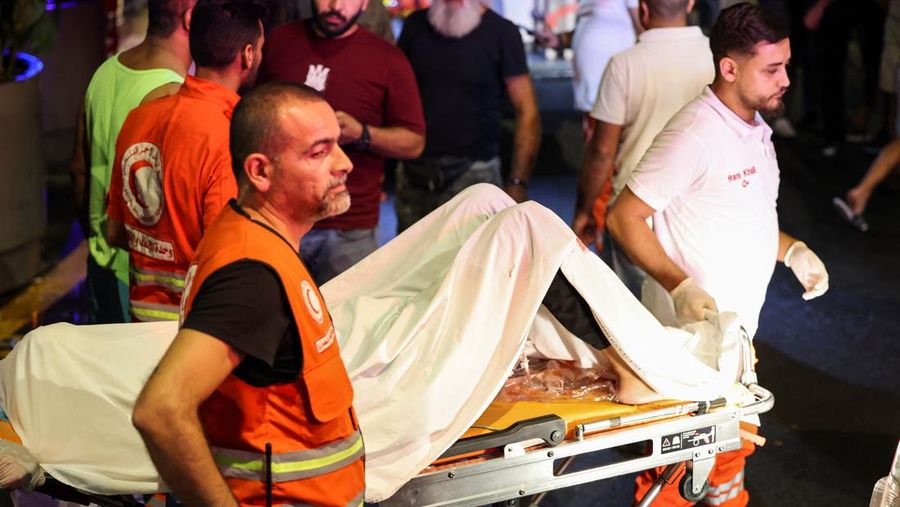 Ambulans tiba di Pusat Medis Universitas Amerika Beirut (AUBMC) karena lebih dari 1.000 orang, termasuk pejuang Hizbullah dan petugas medis, terluka ketika pager yang mereka gunakan untuk berkomunikasi meledak di seluruh Lebanon, menurut sumber keamanan, di Beirut, Lebanon 17 September 2024. (REUTERS/Mohamed Azakir)
