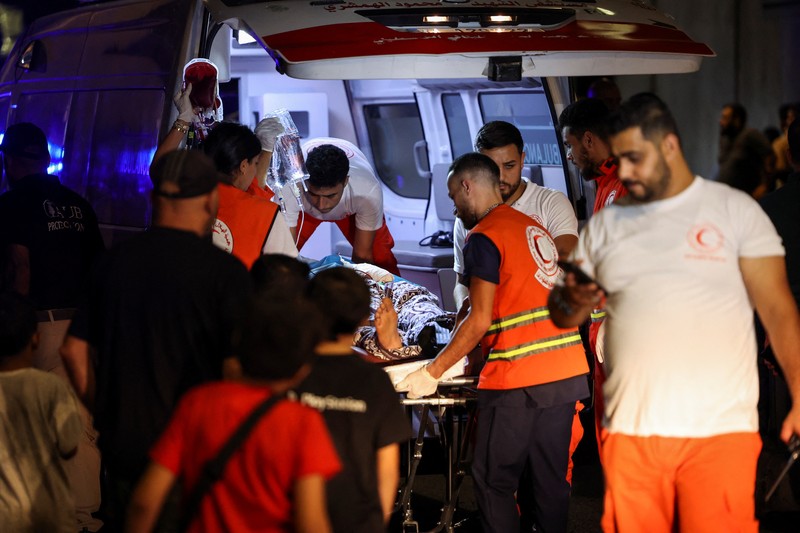 Ambulans tiba di Pusat Medis Universitas Amerika Beirut (AUBMC) karena lebih dari 1.000 orang, termasuk pejuang Hizbullah dan petugas medis, terluka ketika pager yang mereka gunakan untuk berkomunikasi meledak di seluruh Lebanon, menurut sumber keamanan, di Beirut, Lebanon 17 September 2024. Ambulans tiba di Pusat Medis Universitas Amerika Beirut (AUBMC) karena lebih dari 1.000 orang, termasuk pejuang Hizbullah dan petugas medis, terluka ketika pager yang mereka gunakan untuk berkomunikasi meledak di seluruh Lebanon, menurut sumber keamanan, di Beirut, Lebanon 17 September 2024. (REUTERS/Mohamed Azakir)