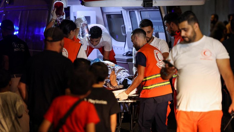 Ambulans tiba di Pusat Medis Universitas Amerika Beirut (AUBMC) karena lebih dari 1.000 orang, termasuk pejuang Hizbullah dan petugas medis, terluka ketika pager yang mereka gunakan untuk berkomunikasi meledak di seluruh Lebanon, menurut sumber keamanan, di Beirut, Lebanon 17 September 2024. (REUTERS/Mohamed Azakir)