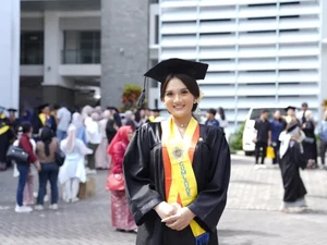 Tips Berprestasi ala Shalsa, Lulusan Terbaik UGM yang Double Degree di Belanda