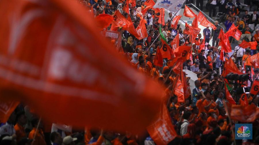 Simpatisan Partai Buruh menghadiri Peringatan '3 Tahun Kebangkitan Klas Buruh' di Istora Senayan, Jakarta, Rabu (18/9/2024). (²©²ÊÍøÕ¾/Faisal Rahman)
