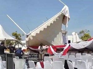 Angin Kencang Robohkan Tenda di Alun-alun Cianjur, 1 Orang Terluka