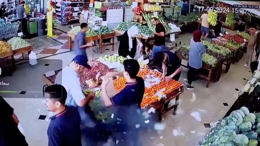 Tas seorang pria meledak di sebuah supermarket di Beirut, Lebanon 17 September 2024 dalam tangkapan layar dari video yang diperoleh dari media sosial. (Social Media/via REUTERS)