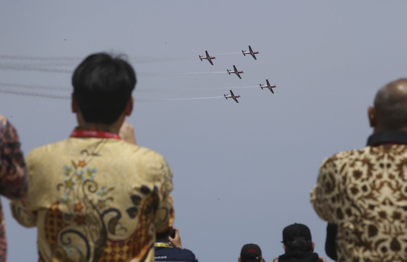 Tim aerobatik Jupiter Angkatan Udara Indonesia terbang dalam formasi selama demonstrasi di pertunjukan udara Bali di Denpasar, Bali, Indonesia, pada Rabu, 18 September 2024. (AP Photo/Firdia Lisnawati)