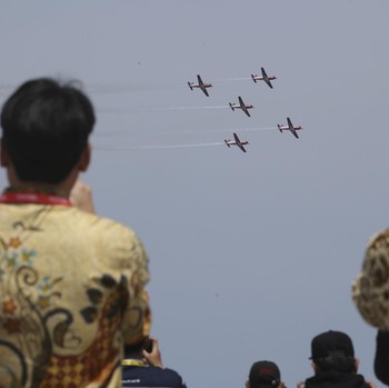 Keren! Aksi Tim Aerobatik Jupiter TNI AU Jelang Bali Airshow 2024