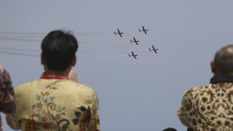 Tim aerobatik Jupiter Angkatan Udara Indonesia terbang dalam formasi selama demonstrasi di pertunjukan udara Bali di Denpasar, Bali, Indonesia, pada Rabu, 18 September 2024. (AP Photo/Firdia Lisnawati)