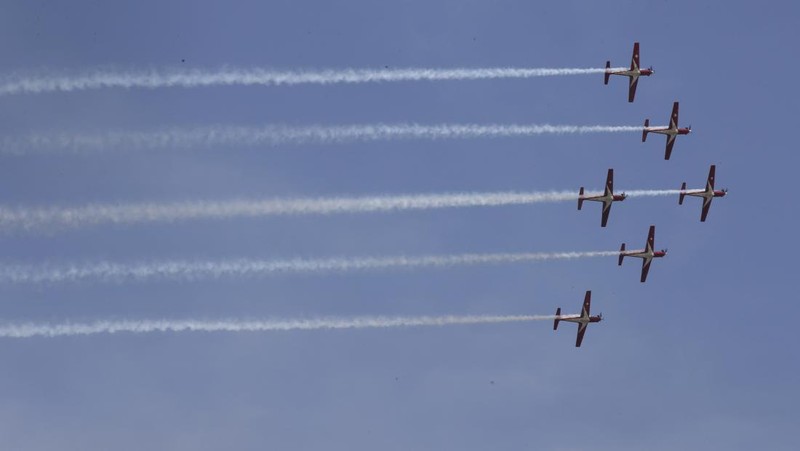 Tim aerobatik Jupiter Angkatan Udara Indonesia terbang dalam formasi selama demonstrasi di pertunjukan udara Bali di Denpasar, Bali, Indonesia, pada Rabu, 18 September 2024. (AP Photo/Firdia Lisnawati)