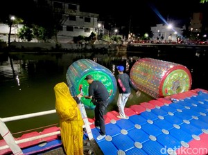 Sensasi Naik Wahana Bola Air di Kota Lama Surabaya