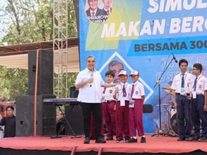 Pimpinan MPR Muzani Tinjau Simulasi Makan Bergizi Gratis di Batang