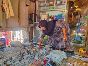 Derita Ai Julaeha Rumahnya Rusak oleh Gempa Bandung