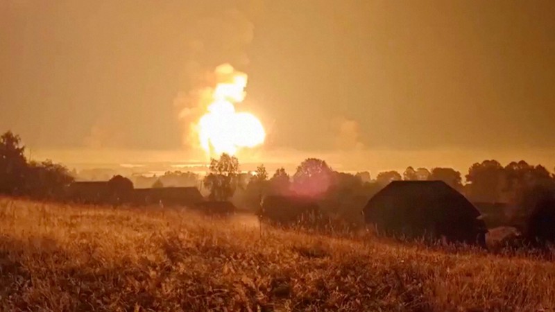 Api membumbung tinggi saat terjadi ledakan, di tengah konflik Rusia-Ukraina, di Toropets, wilayah Tver, Rusia dalam tangkapan layar yang diperoleh dari video media sosial yang dirilis pada 18 September 2024. (Social Media/via REUTERS)