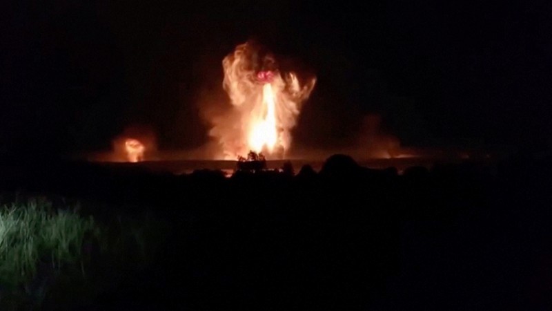 Api membumbung tinggi saat terjadi ledakan, di tengah konflik Rusia-Ukraina, di Toropets, wilayah Tver, Rusia dalam tangkapan layar yang diperoleh dari video media sosial yang dirilis pada 18 September 2024. (Social Media/via REUTERS)