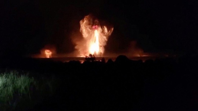 Api membumbung tinggi saat terjadi ledakan, di tengah konflik Rusia-Ukraina, di Toropets, wilayah Tver, Rusia dalam tangkapan layar yang diperoleh dari video media sosial yang dirilis pada 18 September 2024. (Social Media/via REUTERS)