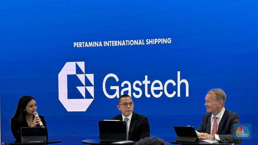 CEO Pertamina International Shipping Yoki Firnandi dengan Managing Director of NYK Group Europe Norway, Anders Lepsoe dalam dalam Gastech 2024, sebuah pameran dan konferensi energi terbesar dalam skala global. (CNBC Indonsia)