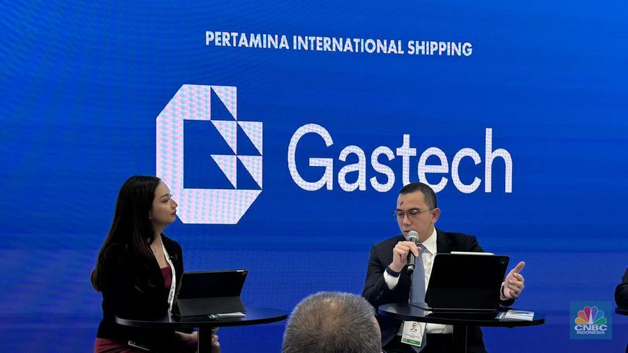 CEO Pertamina International Shipping Yoki Firnandi dengan Managing Director of NYK Group Europe Norway, Anders Lepsoe dalam dalam Gastech 2024, sebuah pameran dan konferensi energi terbesar dalam skala global. (CNBC Indonsia)