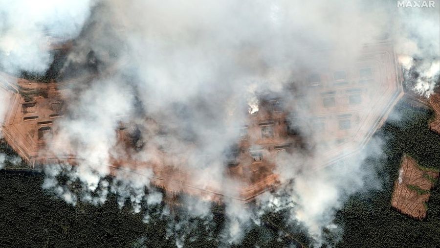 Api membumbung tinggi saat terjadi ledakan, di tengah konflik Rusia-Ukraina, di Toropets, wilayah Tver, Rusia dalam tangkapan layar yang diperoleh dari video media sosial yang dirilis pada 18 September 2024. (Social Media/via REUTERS)