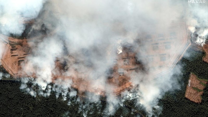 Api membumbung tinggi saat terjadi ledakan, di tengah konflik Rusia-Ukraina, di Toropets, wilayah Tver, Rusia dalam tangkapan layar yang diperoleh dari video media sosial yang dirilis pada 18 September 2024. (Social Media/via REUTERS)