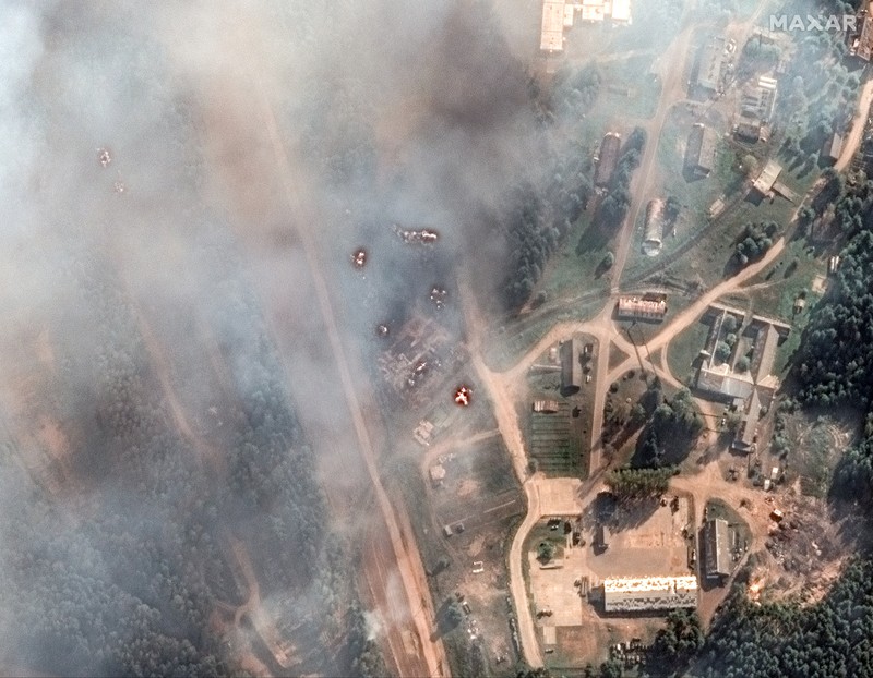 Api membumbung tinggi saat terjadi ledakan, di tengah konflik Rusia-Ukraina, di Toropets, wilayah Tver, Rusia dalam tangkapan layar yang diperoleh dari video media sosial yang dirilis pada 18 September 2024. (Social Media/via REUTERS)