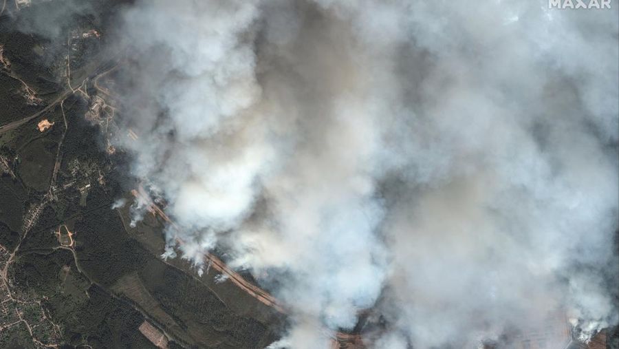 Api membumbung tinggi saat terjadi ledakan, di tengah konflik Rusia-Ukraina, di Toropets, wilayah Tver, Rusia dalam tangkapan layar yang diperoleh dari video media sosial yang dirilis pada 18 September 2024. (Social Media/via REUTERS)