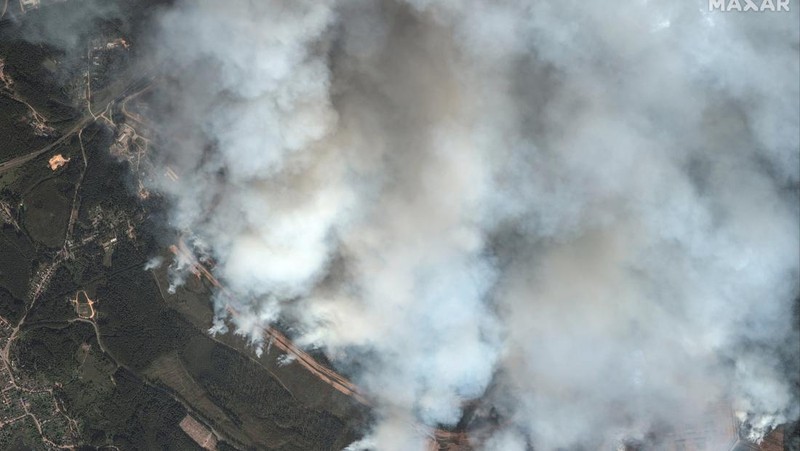 Api membumbung tinggi saat terjadi ledakan, di tengah konflik Rusia-Ukraina, di Toropets, wilayah Tver, Rusia dalam tangkapan layar yang diperoleh dari video media sosial yang dirilis pada 18 September 2024. (Social Media/via REUTERS)