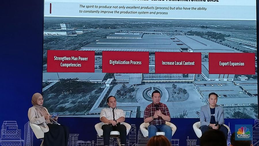 (Dua dari kanan) Direktur Business Solution PT Isuzu Astra Motor Indonesia (IAMI), Yohanes Pratama di Workshop Astra, Kamis (19/9/2024). (CNBC Indonesia/Ferry Sandi)